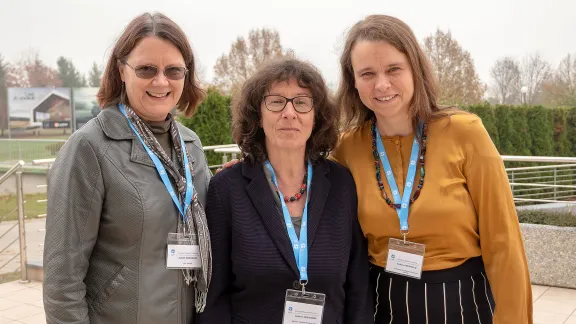 Setzen sich ein für die gleichberechtigte Teilhabe von Frauen und Männern in der Kirche: (v.l.) Judith VanOsdol, Programmreferentin des LWB für Gendergerechtigkeit und Frauenförderung, Kathrin Wallrabe, Gleichstellungsbeauftragte der EVLKS und WICAS-Regionalkoordinatorin für die Region Mittel- und Westeuropa, Bettina Westfeld, LWB-Ratsmitglied und Vizepräsidentin der sächsischen Landessynode. Foto: LWB/A. Danielsson