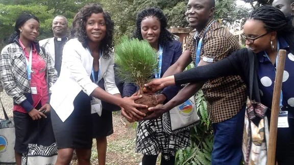 Caption : Mitglieder des Globalen Netzwerks junger Reformatorinnen und Reformatoren pflanzen einen Baum während eines Besuchs bei der lutherischen Majengo -Gemeinde in Moshi, Tanzania, im Mai 2015. Foto: LWF/A. Westerhoff