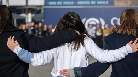 Junge Menschen setzen sich bei der Welt-Klimakonferenz 2019 in Madrid (Spanien) für Klimagerechtigkeit ein. Foto: LWB/Albin Hillert