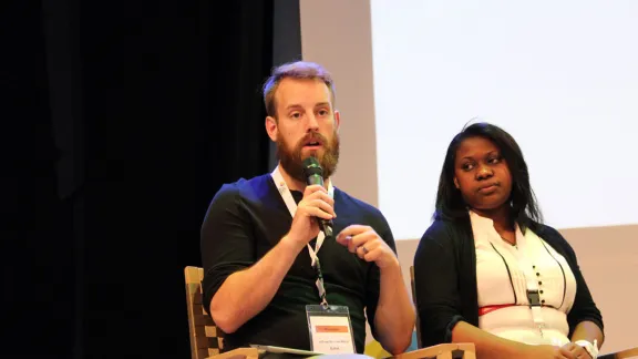 Jeff Buhse und Tsiry Rakoto von der LWB-Arbeitsgruppe Klimagerechtigkeit fordern vor jungen LutheranerInnen in Wittenberg politische Unterstützung für ein vernünftiges Klimaabkommen bei der COP-21, die Ende des Jahres in Paris stattfindet. Foto: DNK/LWB/F. Hübner