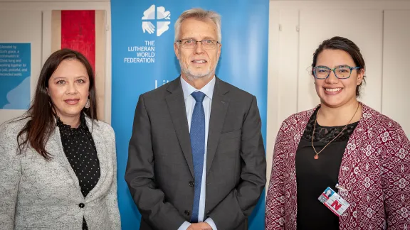 Anlässlich der Vorlage des CEDAW-Schattenberichts trafen sich Viviana Machuca (l.), Vertreterin der kolumbianischen kirchenübergreifenden Plattform DIPAZ, und Sara Lara (r.), Leiterin des Menschenrechtsprogramms der ELCO, in Genf mit LWB-Generalsekretär Martin Junge. Foto: LWB/S. Gallay