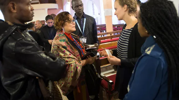 Gloria Jumamil-Mercado (Mitte), die die Delegation der philippinischen Regierung leitet, trifft mit LWB-Jugendreferentin Caroline Bader und weiteren LWB-Delegierten zusammen. Foto: LWB/Ryan Rodrick Beiler