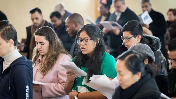 Viele Menschen sind für einen ökumenischen Gottesdienst in die Iglesia de Jesús im Zentrum von Madrid gekommen. Fotos: LWB/Albin Hillert