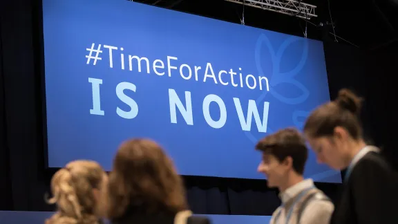 Junge Menschen bei der COP25 in Madrid, Spanien, im Jahr 2019. Der Slogan "#TimeForAction is now" hat nichts von seiner Dringlichkeit verloren. Foto: LWB/Albin Hillert