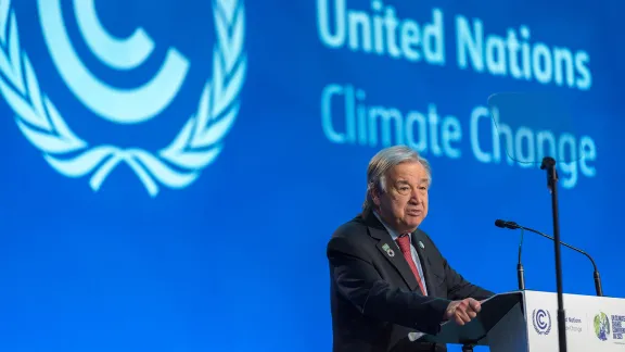 Der Generalsekretär der Vereinten Nationen, António Guterres, spricht zu den Delegierten der COP26 während einer hochrangigen UN-Veranstaltung für globale Klimaschutzmaßnahmen - "Racing to a Better World". Foto: LWB/Albin Hillert