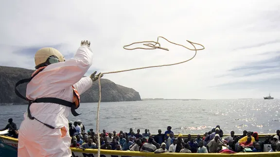 The Spanish coastguard intercepts a traditional fishing boat carrying African migrants off the island of Tenerife in the Canaries. Photo: UNHCR/A. Rodriguez / 24 October 2007