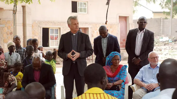 Der LWB-Rat brachte Generalsekretär Pfr. Dr. Martin Junge seine Wertschätzung für dessen Solidaritätsbesuch im Norden Nigerias im März diesen Jahres entgegen. Auch Frau Titi Malik (sitzend) von der LKCN gehörte zu der Delegation des LWB. Foto: Jfaden Multimedia