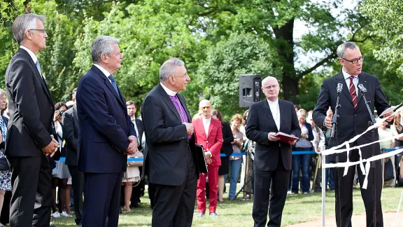 Interessierte Zuhörer von Andreas Kipar, Landschaftsarchitekt des Luthergartens, bei der Enthüllung des Himmelskreuzes in Wittenberg, Deutschland, sind (v.l.) Martin Junge, Generalsekretär des LWB, Bundespräsident Joachim Gauck, Bischof Dr. Munib A. Younan, Präsident des LWB und Norbert Denecke, Geschäftsführer des Deutschen Nationalkomitees des LWB. Foto: LWB/Marko Schoeneberg