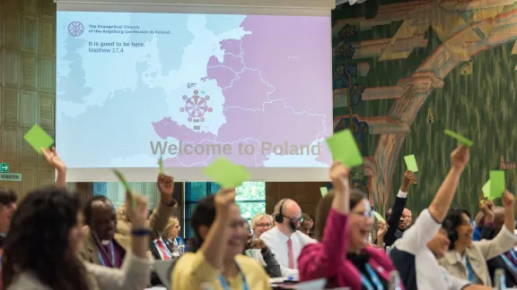 Einstimmig und mit großem Beifall beschließen die Ratsmitglieder, die Dreizehnte LWB-Vollversammlung in Krakau, Polen abzuhalten. Foto: LWF/Albin Hillert