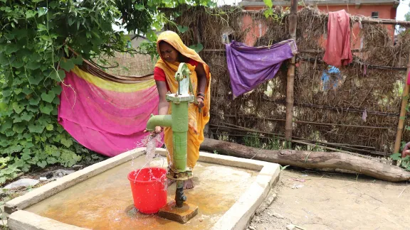 Rohini Devi Paswan, eine Bewohnerin von Dhanusa, schöpft Wasser aus einer neu gebauten Handpumpe. Foto: Suman Rai/LCWS