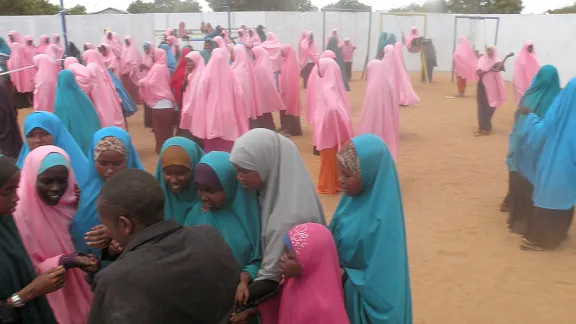 Dadaab beherbergt die weltweit grösste Gruppe von Flüchtlingslagern, in denen über 350.000 Menschen leben. Eines davon ist Kambioos, wo der LWB Zentren speziell für Mädchen eingerichtet hat, in denen sie in Sicherheit verschiedene Angebote und Aktivitäten wahrnehmen können. Foto: LWB