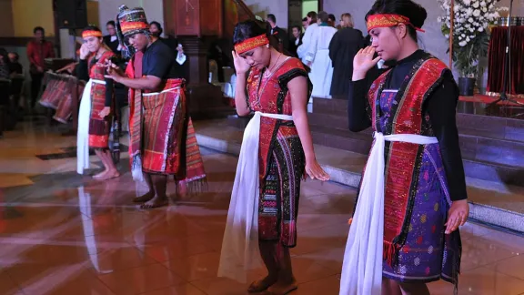 A Batak group performs a traditional dance showing the confession of sins. Photo: LWF/M. Renaux