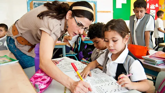 Eine Lehrerin mir ihren Schülerinnen und Schülern in der evangelisch-lutherischen Dar al-Kalima-Schule in Bethlehem, West Bank. Foto: ELKJHL/Elizabeth McHan