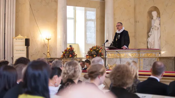 Die Evangelisch-Lutherische Volkskirche in Dänemark wehrt sich gegen einen Gesetzesentwurf, der vorschreibt, dass alle Predigten ins Dänische übersetzt werden müssen. Hier predigt Bischof Henning Toft Bro bei der feierlichen Eröffnung des dänischen Parlaments. Foto: Diözese Aalborg