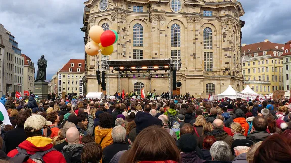 Anti-Pegida: Kundgebung für Weltoffenheit, Mitmenschlichkeit und Dialog vor der Frauenkirche in Dresden. Foto: Bernd Gross