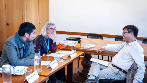 Mitglieder der Beratungsgruppe im Gespräch: Diego Calquin Campos (Chile), Dr. Ulla Morre Bidstrup (Dänemark) und Pfr. Dr. Songram Basumatary (Indien). Foto LWB/S. Gallay