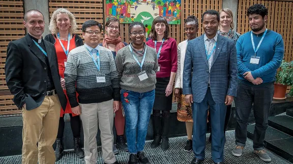 Mitglieder des LWB-Beratungsgruppe für theologische Bildung und Ausbildung stehen vor dem Lund-Kreuz in der Kapelle des Ökumenischen Zentrums in Genf. Foto: LWF/S. Gallay