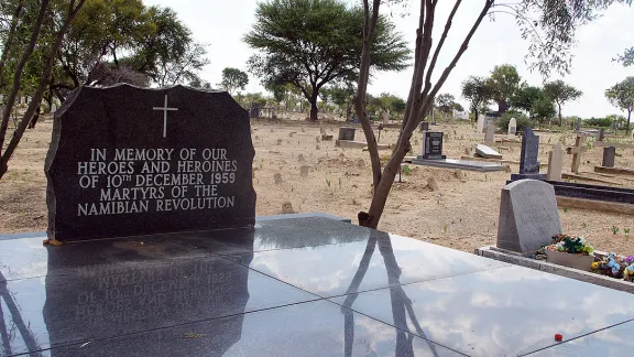 Gedenkstein für die zwölf ermordeten Herero auf dem Friedhof in Windhuk. Foto: LWB/H. Martinussen