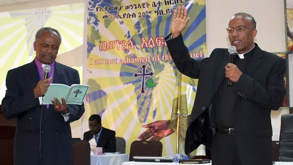 Pfarrer Yonas Yigezu (r.) verpflichtet sich dazu, die Äthiopische Evangelische Kirche Mekane Yesus (ÄEKMY) in Einheit und Liebe zu leiten. Links im Bild sein Vorgänger, Pfarrer Dr. Wakseyoum Idosa. Foto: ÄEKMY/Tsion Alemayehu