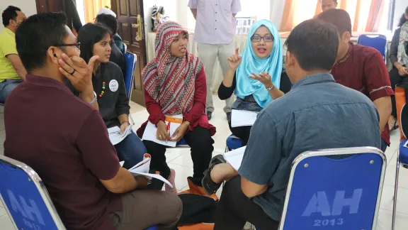 Junge Menschen christlichen und islamischen Glaubens nehmen in Medan, Indonesien, an einem Training für interreligiöses Engagement teil. Foto: A. Yaqin