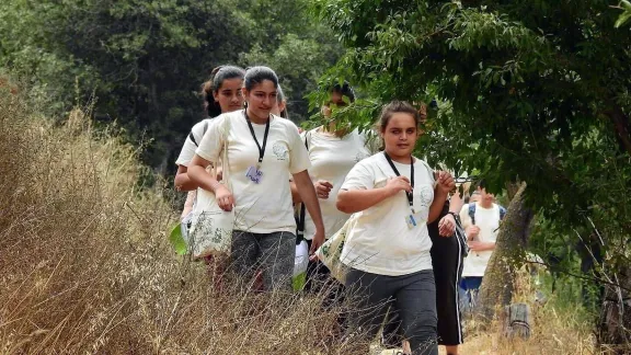 Schülerinnen und Schüler einer Schule im Westjordanland nehmen an einem Workshop über umweltbewusste Führungsverantwortung teil. Foto: Adrainne Gray