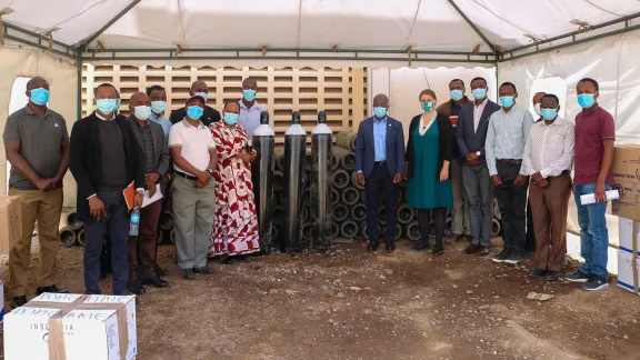 Krankenhäuser der Evangelisch-Lutherischen Kirche in Tansania erhalten 100 Sauerstoffflaschen und persönliche Schutzausrüstung von der Lutheran Mission Cooperation, um den Bedarf zu decken. Foto: Erick K. Adolph/ELKT