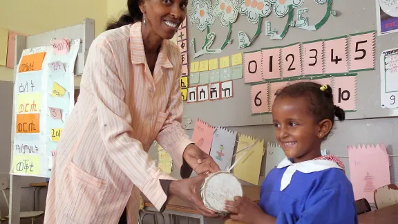 Im lutherischen Kindergarten von Asmara zeigen die Erzieherin Almaz Tesfaldet und die fünfjährige Luz, wie man die eritreische Trommel spielt. Die Kindergärten, die die eritreische lutherische Kirche in der Hauptstadt und drei entlegenen Dörfern betreibt, schaffen Lern- und Spielmöglichkeiten für Kinder unterschiedlicher religiöser Herkunft. Foto: LWB/Rainer Lang