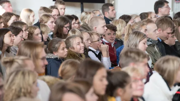 Papst Franziskus hat die Teilnehmenden eines ökumenischen Jugendtreffens in der lutherischen Karlskirche in Tallinn (Estland) ermutigt, ihr Leben auf der Grundlage der Liebe zu gestalten. Foto: Estnische Evangelisch-Lutherische Kirche