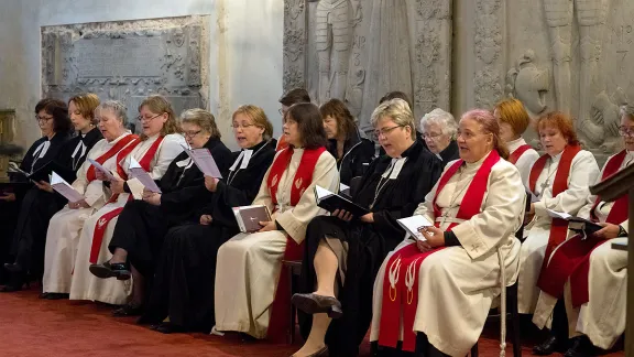 Im Rahmen eines Festgottesdienstes im Tallinner Mariendom wurde am 7. September an die erste Frauenordination in Estland vor 50 Jahren erinnert. Foto: Endel Apsalon