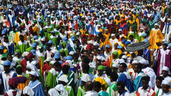 Large colorful choir crowd singing and dancing at the 500 years commemoration anniversary in Ethiopia. Photo: Tsion Alemayehu