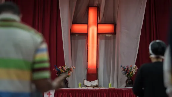 Menschen in der Finfinne Oromo Mekane Yesus-Gemeinde der Äthiopischen Evangelischen Kirche Mekane Yesus (ÄEKMY) haben sich am ersten Sonntag nach den Unruhen in Äthiopien, die auch Mitglieder der Kirche direkt getroffen haben, zum Gebet versammelt. Foto: LWB/Albin Hillert