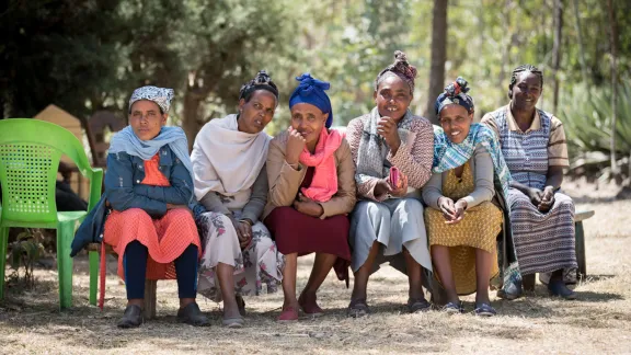 Teilnehmerinnen der Frauenselbsthilfegruppe Tesfa (‚Hoffnung‘) auf ihrer täglichen Versammlung. Foto: LWB/Albin Hillert