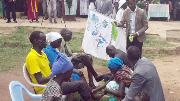 The Ethiopian Evangelical Church Mekane Yesus helps to diffuse tension and reconcile communities in the southwestern region of Gambella. At a recent workshop, trainees washed the feet of a man, woman, youth and child, as a sign of love and respect. Photo: EECMY Peace Office