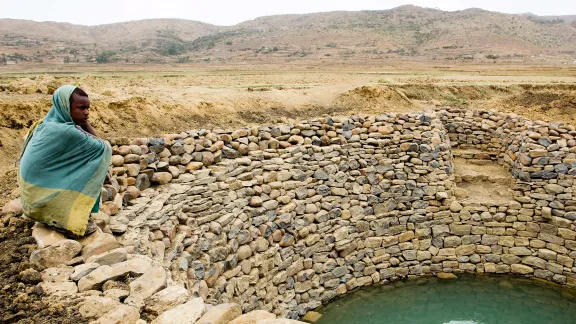 Ein Mann sitzt an einem Regenwasserauffangbecken in Seharti Samre, Tirgray. Foto: Hilina Abebe/Norwegian Church Aid (2013)