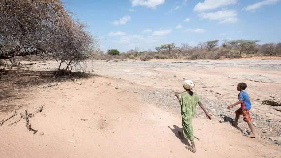 Kinder gehen entlang eines ausgetrockneten Flussbettes in Richtung der für Binnenvertriebene errichteten Siedlung in Burka Dare in der äthiopischen Verwaltungsregion Oromia. Alle Fotos: LWB/Albin Hillert