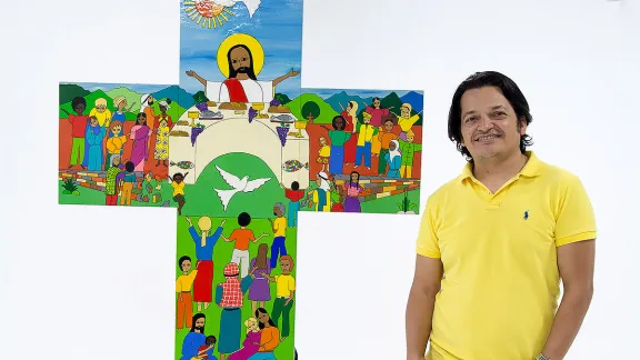 Artist Christian ChavarrÃ­a Ayala with the cross created for the Joint commemoration. Photo: LWF 