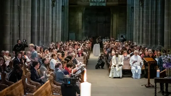 Gathered in Saint Peter's Cathedral in central Geneva, five Christian traditions celebrate the 20th anniversary of the historic Joint Declaration on the Doctrine of Justification. Through a prayer service, leaders of Lutheran, Roman Catholic, Methodist, Reformed and Anglican global church bodies reaffirm their commitment to u