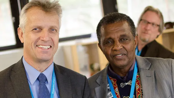 LWB-Generalsekretär Pfr. Martin Junge und Pfr. Berhanu Edossa Ofgaa, Generalsekretär der Äthiopischen Evangelischen Kirche Mekane Yesus, während der Konsultation in Järvenpää. Foto: Marianne Ejdersten/ÖRK