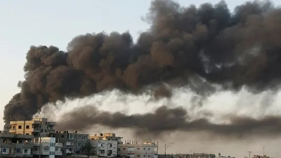 Rauchsäule über dem Gazastreifen nach einem Luftangriff (Archivbild). Foto: Amir Farshad Ebrahimi (CC-SA)