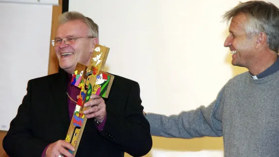 Pfr. Martin Junge überreicht ein lateinamerikanisches Kreuz an Andres Põder, den Erzbischof der EELK. Foto: Tiit Kuusemaa