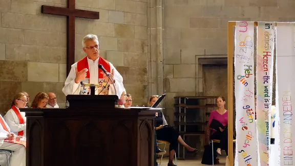 LWB-Generalsekretär Martin Junge predigt beim Abendmahlsgottesdienst, in dem der Bund Evangelisch-Lutherischer Kirchen in der Schweiz und im Fürstentum Liechtenstein des 500. Reformationsjubiläums und seines eigenen 50-jährigen Bestehens gedachte. Foto: LWB/A. Danielsson