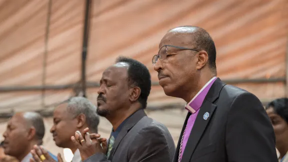 ÄEKMY-Präsident Pfr. Yonas Yigezu Dibisa und weitere Gläubige während des Sonntagsgottesdienstes in einer der Kirchengemeinden in der Hauptstadt Addis Abeba. Foto: LWB/Albin Hillert