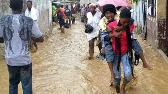 Durch überflutete Straße retten sich die Menschen. Foto: LWB Haiti