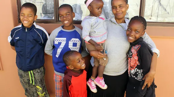 Eine der “neuen Familien” aus dem Projekt St Peter’s Child Care in Südafrika, das Aids-Waisen ein neues Zuhause, Bildung und eine Zukunftsperspektive bietet. Foto: LWB/Bonginkosi Moyo-Bango