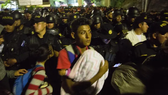 Ein Vater mit seinem Baby am Grenzposten Aguas Calientes zwischen Honduras und Guatemala, ganz in der Nähe einer Straßensperre des Militärs. Keine Migrierenden ohne Papiere dürfen aus Honduras ausreisen oder über die Grenze nach Guatemala. Jede Person, gegen die ein Haftbefehl in einem der beiden Länder vorlag, wurde in Untersuchungshaft genommen. Foto: LWB/Sean Hawkey