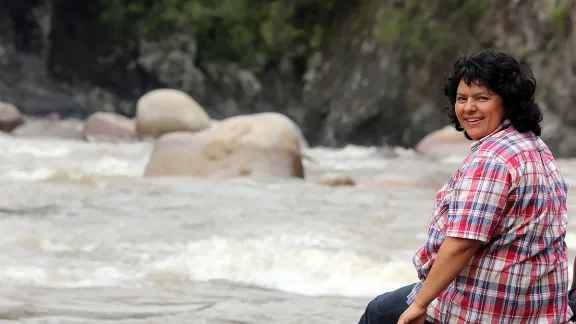 Berta Caceres sitzt am Fluss Gualcarque in der Region Rio Blanco, Westhonduras. Sie, der Rat indigener Organisationen (COPINH) und die Bevölkerung von Rio Blanco kämpften zwei Jahre gegen das Agua-Zarca- Hydroelektrizätsprojekt, das die Umwelt, den Fluss und die indigenen Lenca bedrohte. Foto: Tim Russo/Goldman Environmental Prize