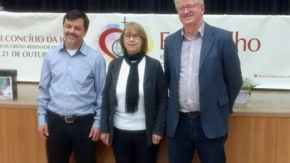 Silvia Beatrice Genz ist die erste Frau im Amt der Präsidentin der IECLB. Mit im Bild: Erster Vizepräsident Odair Braun (re.) und Zweiter Vizepräsident Mauro Batista. Foto: IECLB