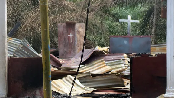 In einer im Oktober 2015 niedergebrannten indonesischen Kirche haben zwei Kreuze die Zerstörung überdauert. Foto: LWB Indonesien