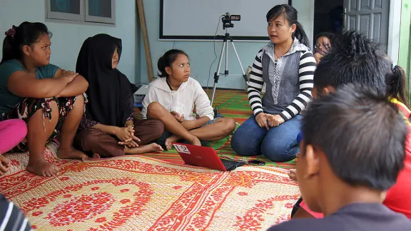 Elisabeth Purba (Mitte) spricht in Desa Bulu Cina, Sumatra, Indonesien, über HIV/AIDS. Foto: LWB/C. Kästner