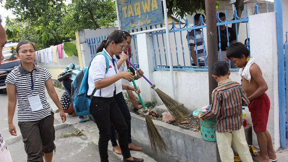 Camp participants clean a mosque. Photo: Rev. Bintahan Harianja/HKBP